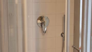 Doccia, asciugacapelli, bidet, asciugamani