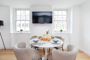 Living area - Fitzrovia 1BR with Balcony by Soho (London)