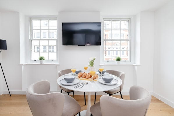 City Apartment | Living area