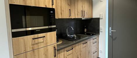 Kjøleskap, mikrobølgeovn, kokeplater og kaffetrakter/tekoker