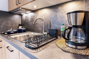 Kühlschrank, Mikrowelle, Herdplatte, Wasserkocher mit Kaffee-/Teezubehör