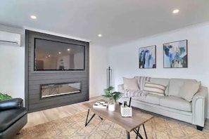 Smart TV, fireplace, books - The Cove Home (Jemseg)