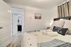 2 bedrooms, travel crib, free WiFi, bed sheets - The Cove Home (Jemseg)