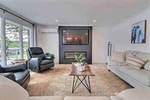 Smart-TV, Kamin, Bücher