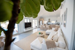 Una Smart TV, un reproductor estéreo