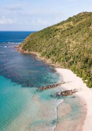 Ubicación a pie de playa, tumbonas y toallas de playa
