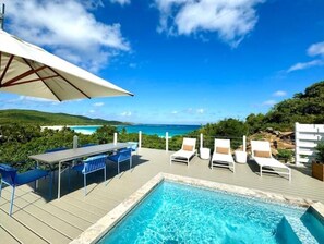 Una piscina al aire libre, una piscina climatizada