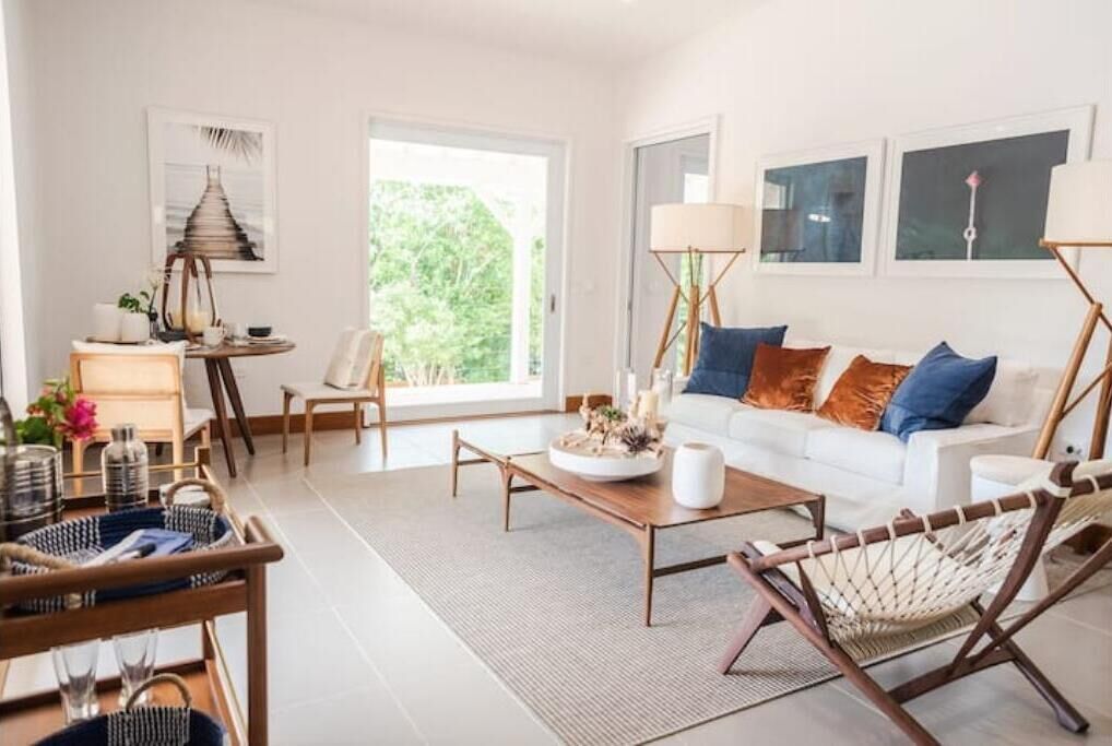 Smart-TV, Bücher, Stereoanlage