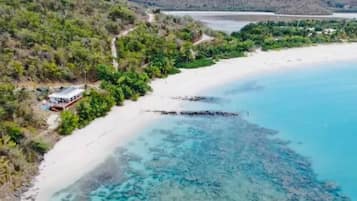 En la playa, camastros y toallas de playa