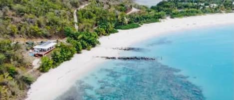 Plage, chaises longues, serviettes de plage