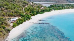 Ubicación a pie de playa, tumbonas y toallas de playa