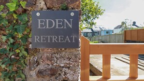 A sign for Eden Retreat. - Eden Retreat (Par)