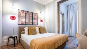 A bedroom with a large bed, a map artwork on the wall, and two red lamps. - Sta. Catarina 632 - 2T by LovelyStay (Porto)