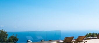 Panoramic Sea View 3-bedroom historic old mill Villa