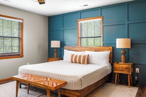 4 chambres, bureau, fer et planche à repasser, lit de bébé portatif