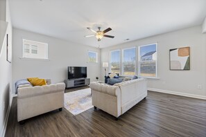 Living area - Tranquil Retreat on Echo Canyon Dr (Clayton)