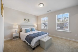 4 bedrooms, iron/ironing board, WiFi, bed sheets - Tranquil Retreat on Echo Canyon Dr (Clayton)