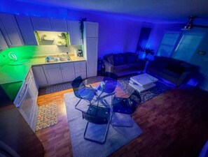 Smart TV, chimenea, videojuegos y libros