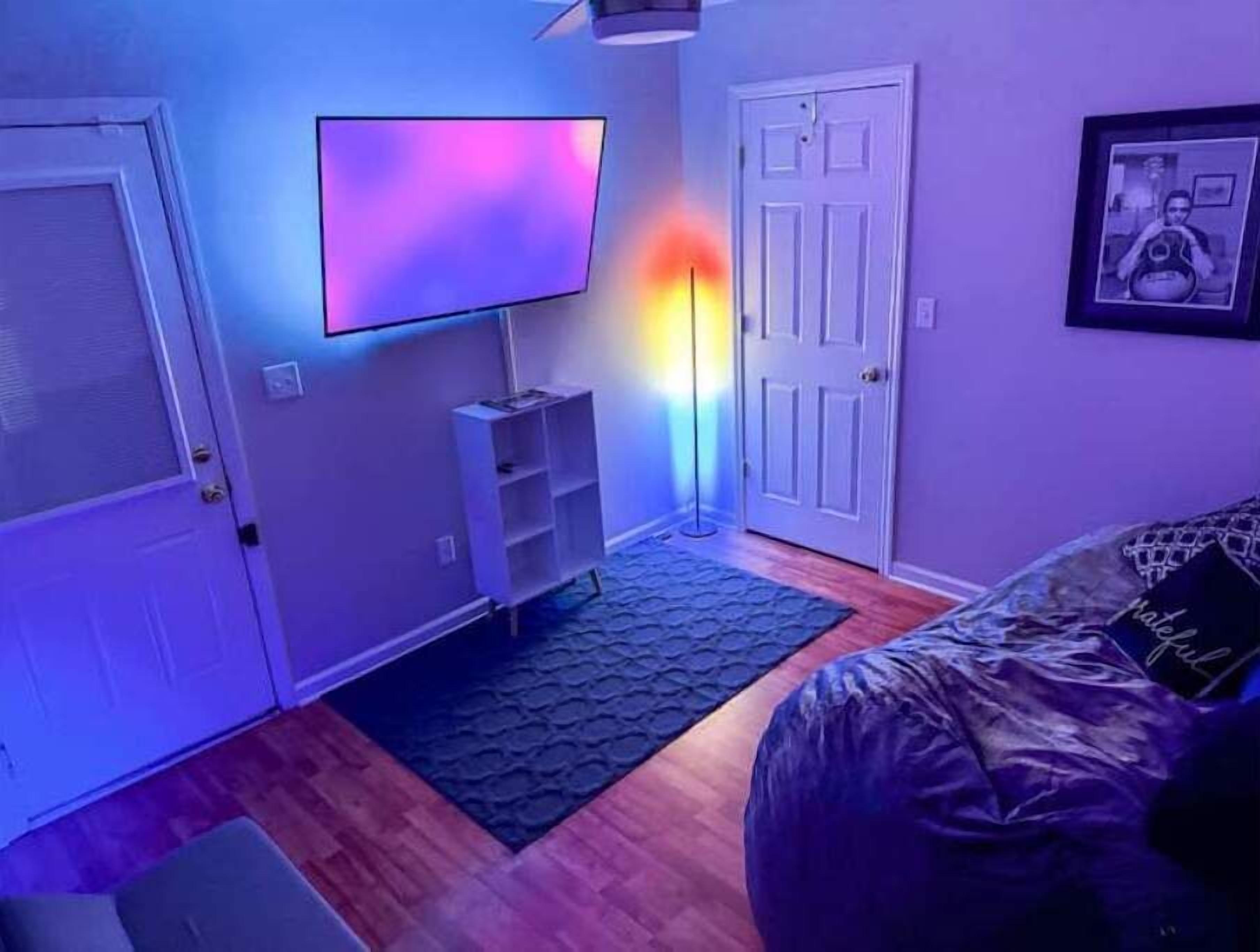 2 chambres, bureau, fer et planche à repasser, lit de bébé portatif