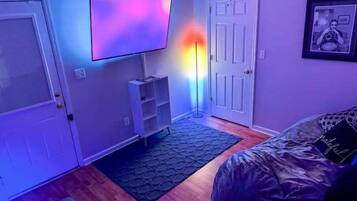 2 chambres, bureau, fer et planche à repasser, lit de bébé portatif