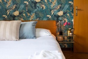 2 bedrooms, internet, bed sheets - Emilia Elegant and Modern Two Steps from Rome (ROMA)