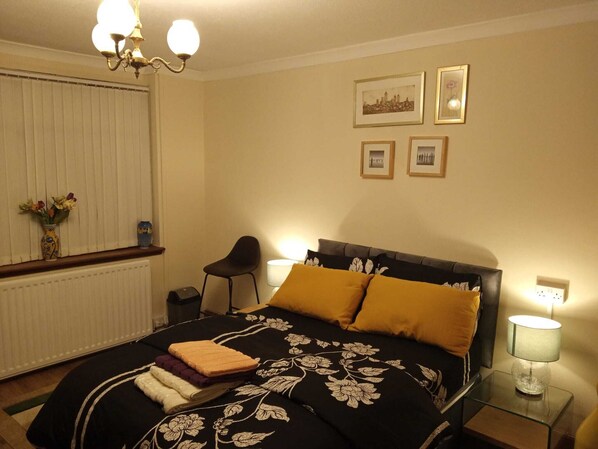 Room - Beautiful 4-bed Apartment in Wolverhampton (Wolverhampton)