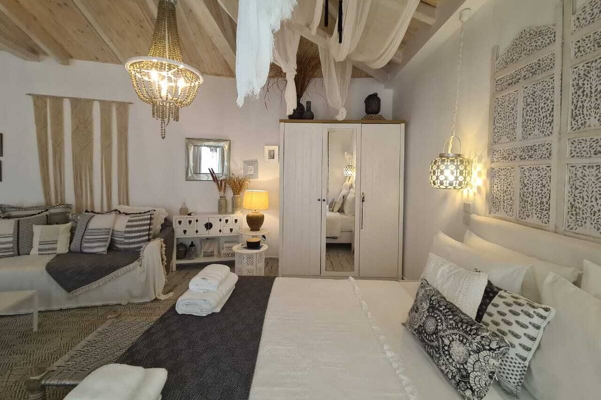 Linari White | 1 bedroom, individually decorated, free WiFi