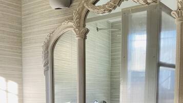 Linari Grey | Baño | Bañera profunda, cabezal de ducha tipo lluvia, secador de pelo y toallas