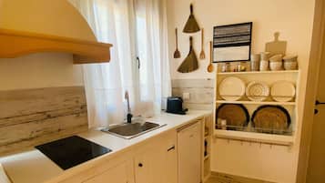 Linari White | Cocina privada | Frigorífico pequeño, placa de cocina, hervidor eléctrico y tostadora