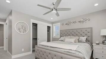 3 chambres, bureau, fer et planche Ă repasser, lit parapluie