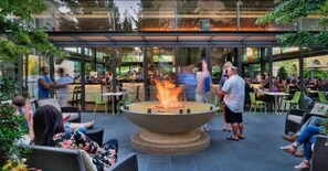 Outdoor dining - Meridians best, cozy and modern (Meridian)