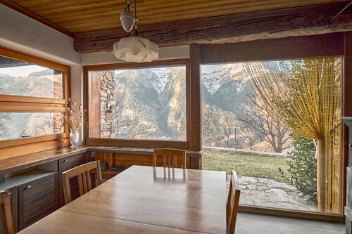 Secluded Mountain Gem: 1800m² Private Garden, Outdoor Kitchen & Stunning Views