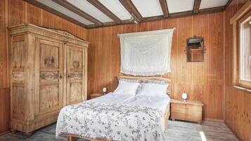 2 bedrooms, desk, travel cot, free WiFi