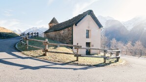 Exterior - Secluded Mountain Gem: 1800m² Private Garden, Outdoor Kitchen & Stunning Views (Faido)