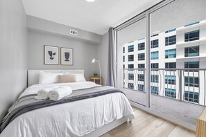 2 bedrooms, premium bedding, blackout curtains, iron/ironing board - Chic Condo in Brickell Pool & Gym (Miami)