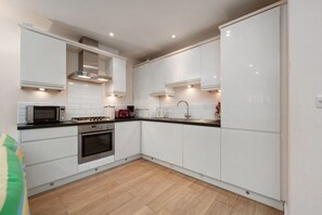 Fridge, microwave, oven, dishwasher - Park Place Court 2 - Close to Beach, Parking (Tenby)