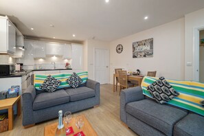 TV, DVD player - Park Place Court 2 - Close to Beach, Parking (Tenby)