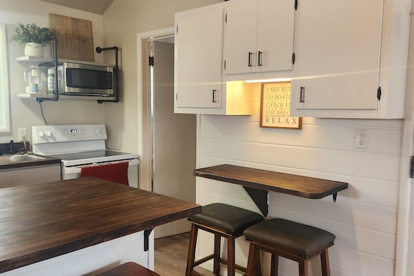 Kjøleskap, mikrobølgeovn, ovn og kokeplater