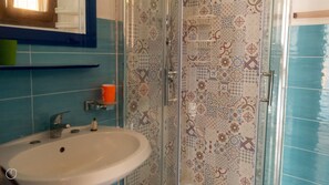 Dusche, Haartrockner, Bidet, Handtücher