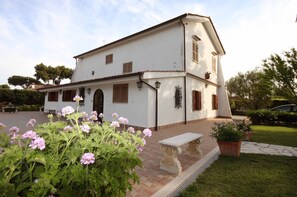 Exterior - Beautiful villa just minutes from the sea (Marina di Ardea)