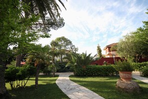 Property grounds - Beautiful villa just minutes from the sea (Marina di Ardea)