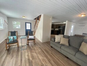 Smart TV, books - Carriage House - Just Renovated (Chazy)