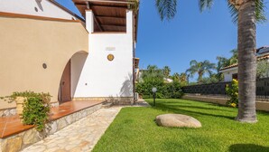 Property grounds - Villa by the sea with garden (Piana Calzata)