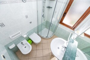 Dusche, Haartrockner, Bidet, Seife