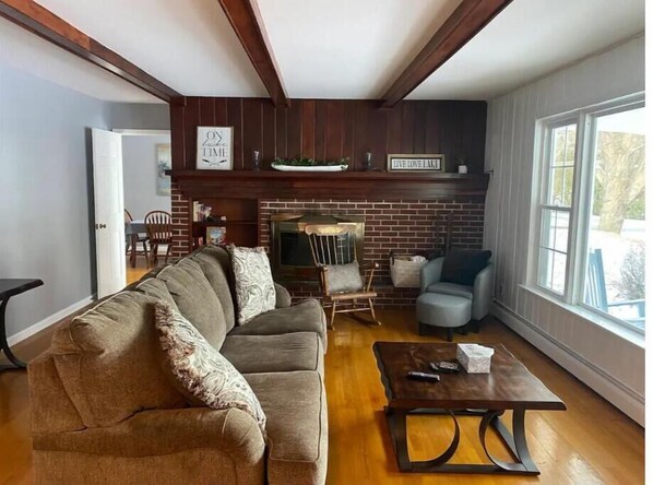 Smart-TV, Kamin, Bücher