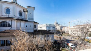 A historic building with classical architecture, including a prominent dome and arched windows. - Italianway Comfort - Merlo 1 E (Milan)