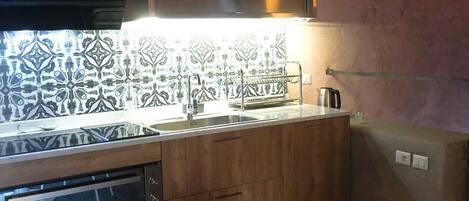 Réfrigérateur, plaque de cuisson, lave-vaisselle, cafetière/bouilloire