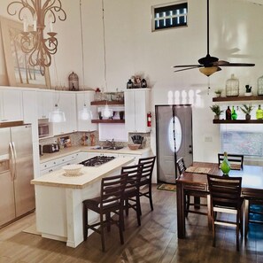Private kitchen - Lakeview Villa Turks And Caicos 4 Bedroom Grace Bay area (Providenciales)