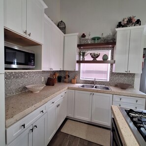 Private kitchen - Lakeview Villa Turks And Caicos 4 Bedroom Grace Bay area (Providenciales)