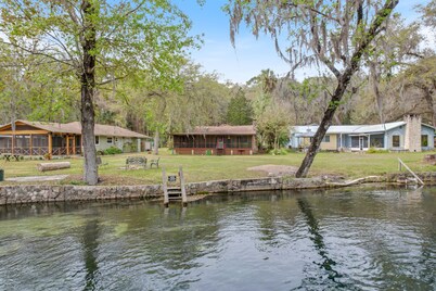 End of the Rainbow Retreat!3-Bed Home on Rainbow River: Kayaks, Games, and more!